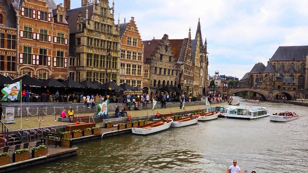 Eerste gin levering per kano in Gent