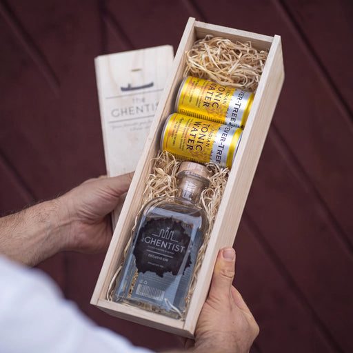 Gin Cadeau Box Enjoy in de hand — houten kist met The Ghentist gin en tonic