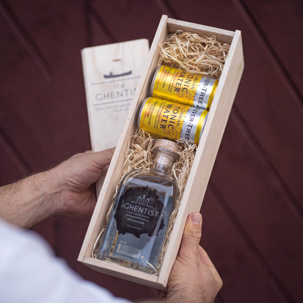 Gin Cadeau Box Enjoy in de hand — houten kist met The Ghentist gin en tonic