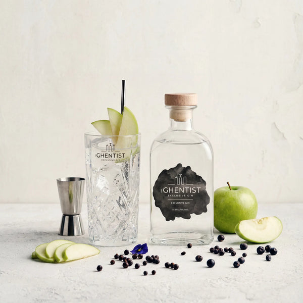 The Ghentist Florale Gin — fles met gin-tonic, jigger, groene appel en jeneverbessen