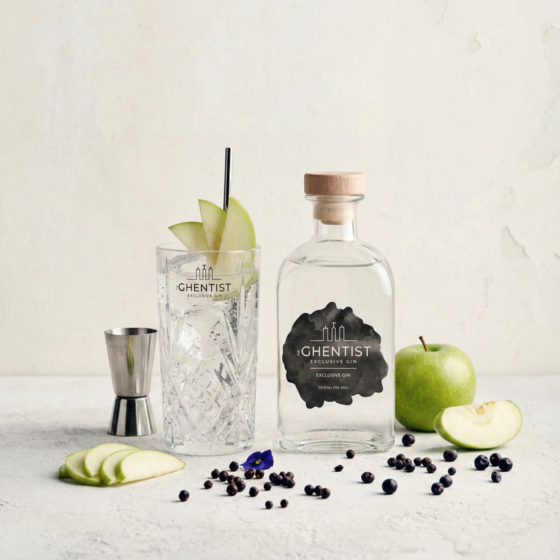 The Ghentist Florale Gin — fles met gin-tonic, jigger, groene appel en jeneverbessen