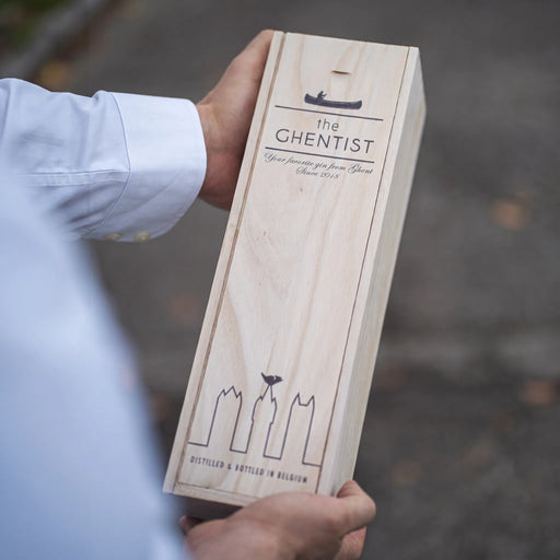 Houten The Ghentist geschenkkist met gravure, in de hand