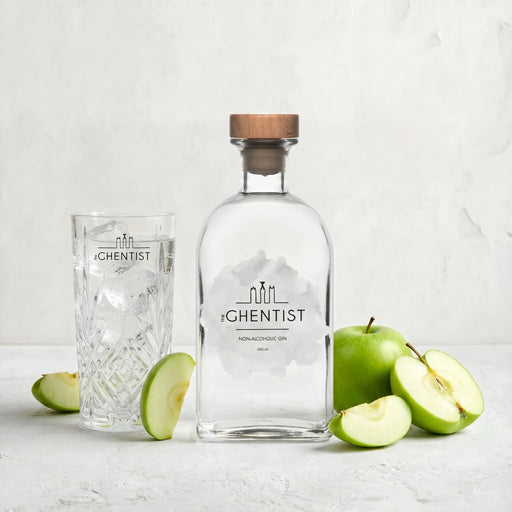 The Ghentist Non-Alcoholic Gin — fles met gevuld glas en groene appel