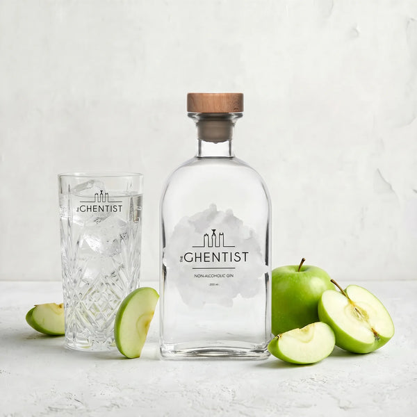 The Ghentist Non-Alcoholic Gin — fles met gevuld glas en groene appel